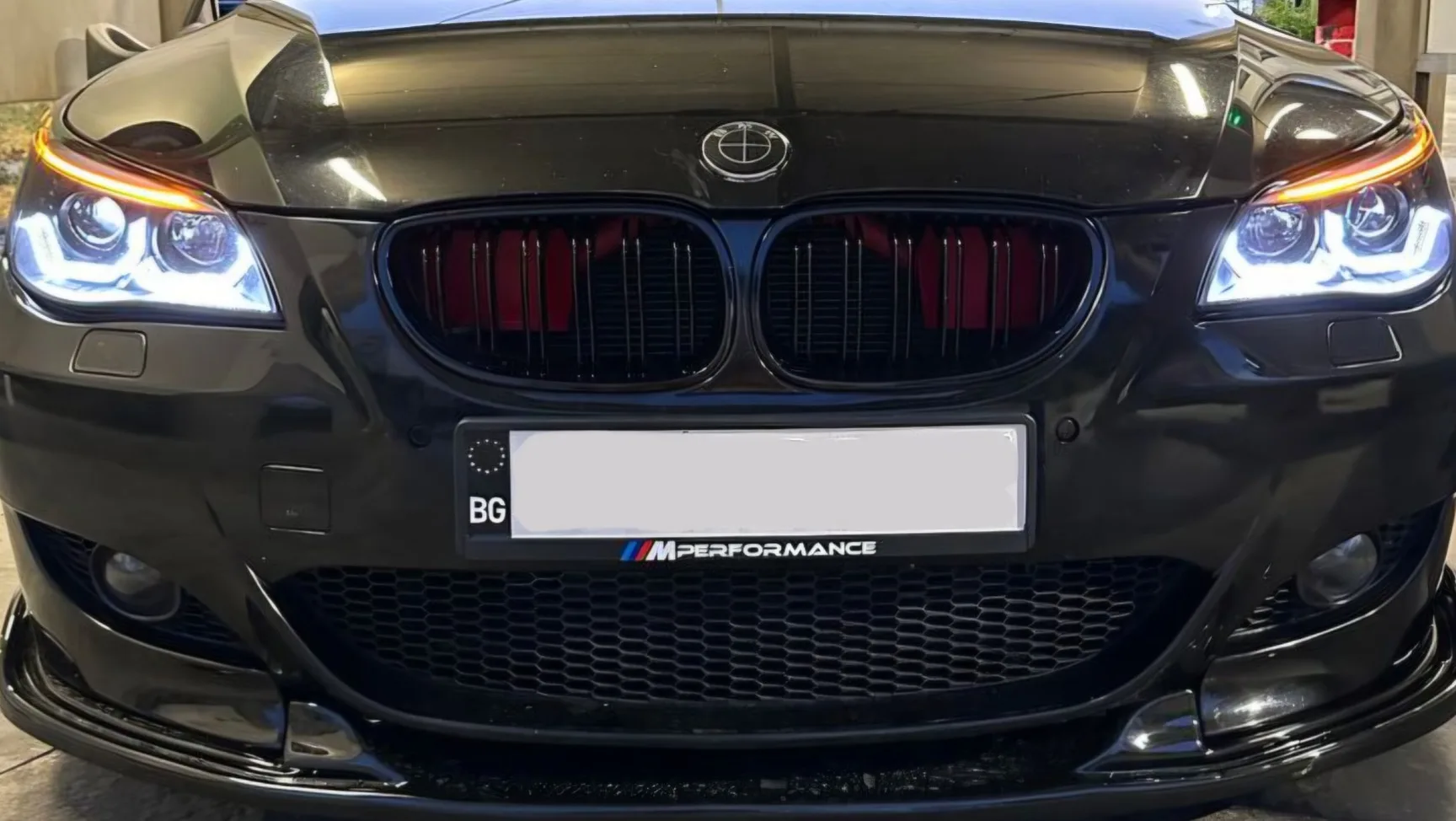 Рамка за регистрационен номер BMW M Performance от nameyourcar.store — персонализирана рамка за регистрационен номер с UV печат от NameYourCar.store