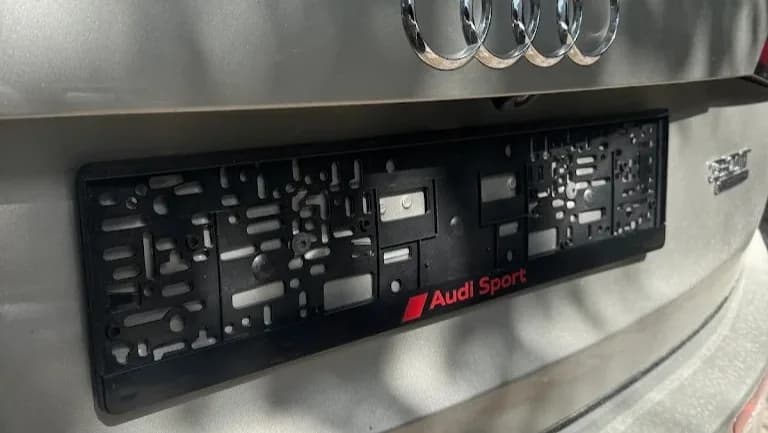 Рамка за регистрационен номер Audi Sport от nameyourcar.store — персонализирана рамка за регистрационен номер с UV печат от NameYourCar.store