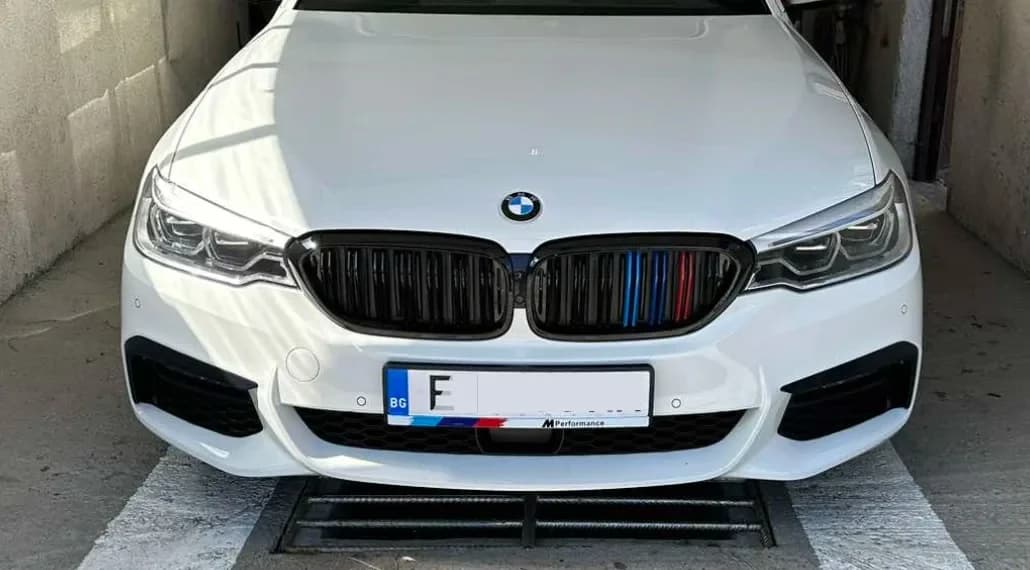 BMW рамка с UV печат — монтаж на кола — персонализирана рамка за регистрационен номер с UV печат от NameYourCar.store
