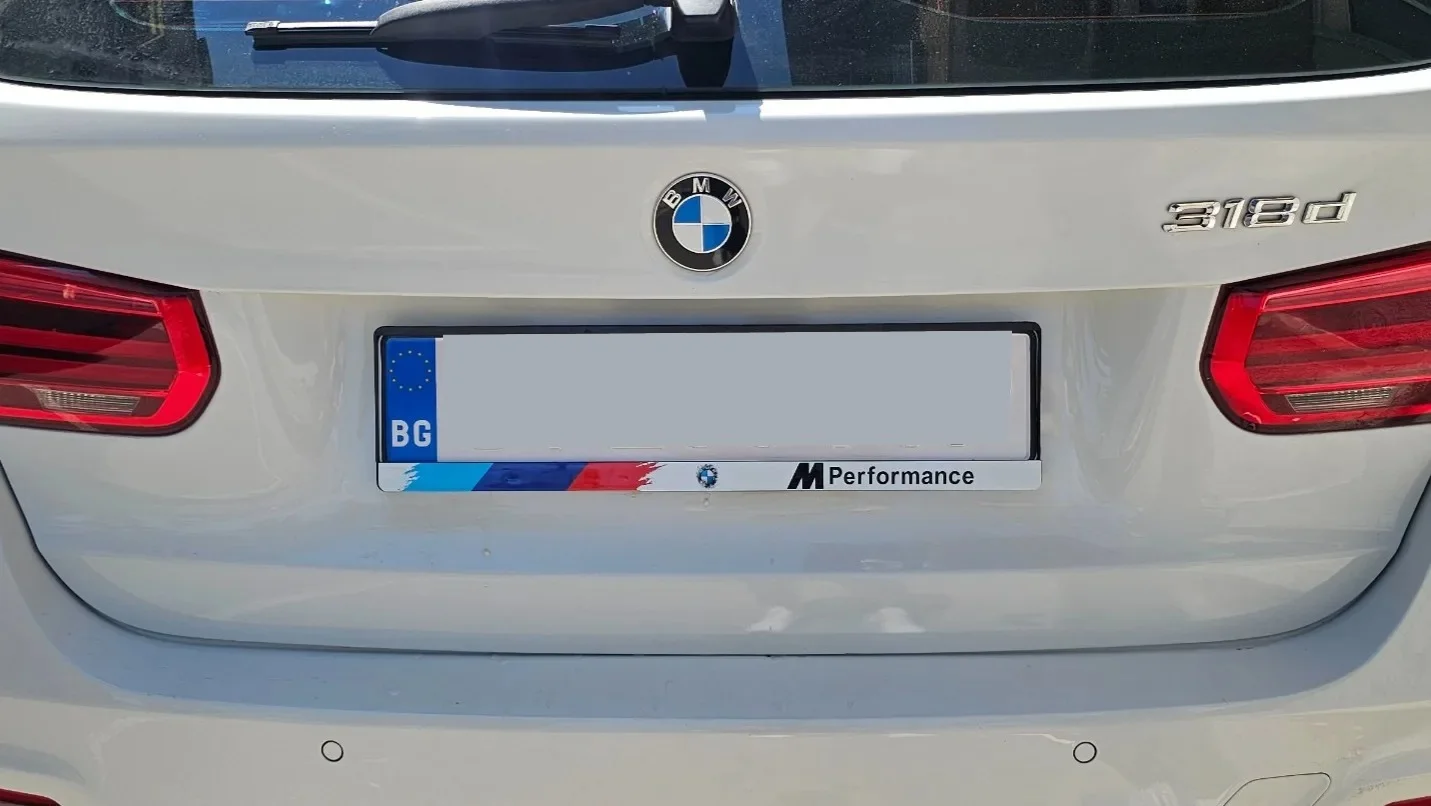 Suport de înmatriculare BMW M Performance cu imprimare UV — fotografie a clientului din portofoliul NameYourCar — ramă de înmatriculare personalizată cu imprimare UV de la NameYourCar.store