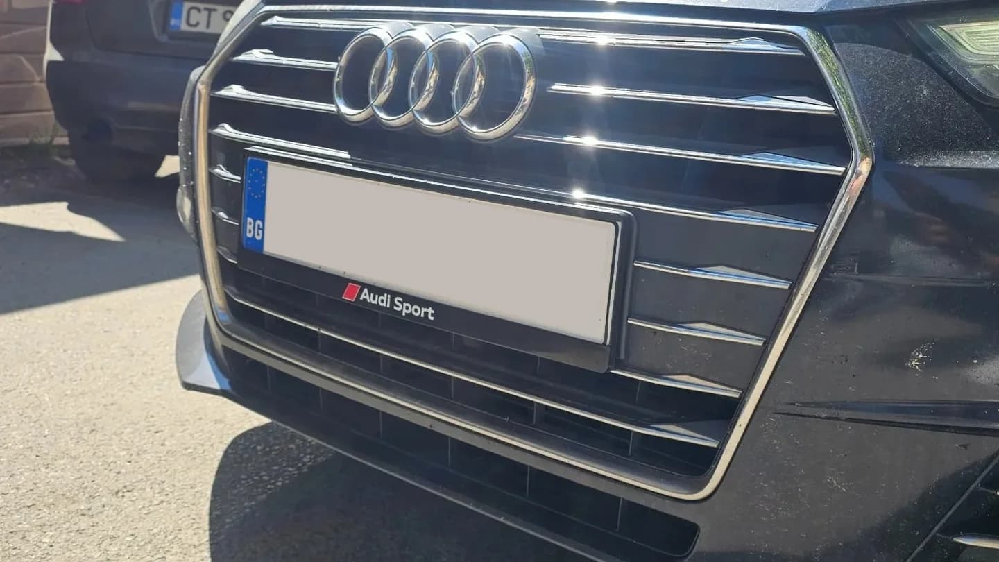 Suport de înmatriculare personalizat cu textul Audi Sport, montat pe o mașină Audi — fotografie a clientului de la NameYourCar — ramă de înmatriculare personalizată cu imprimare UV de la NameYourCar.store