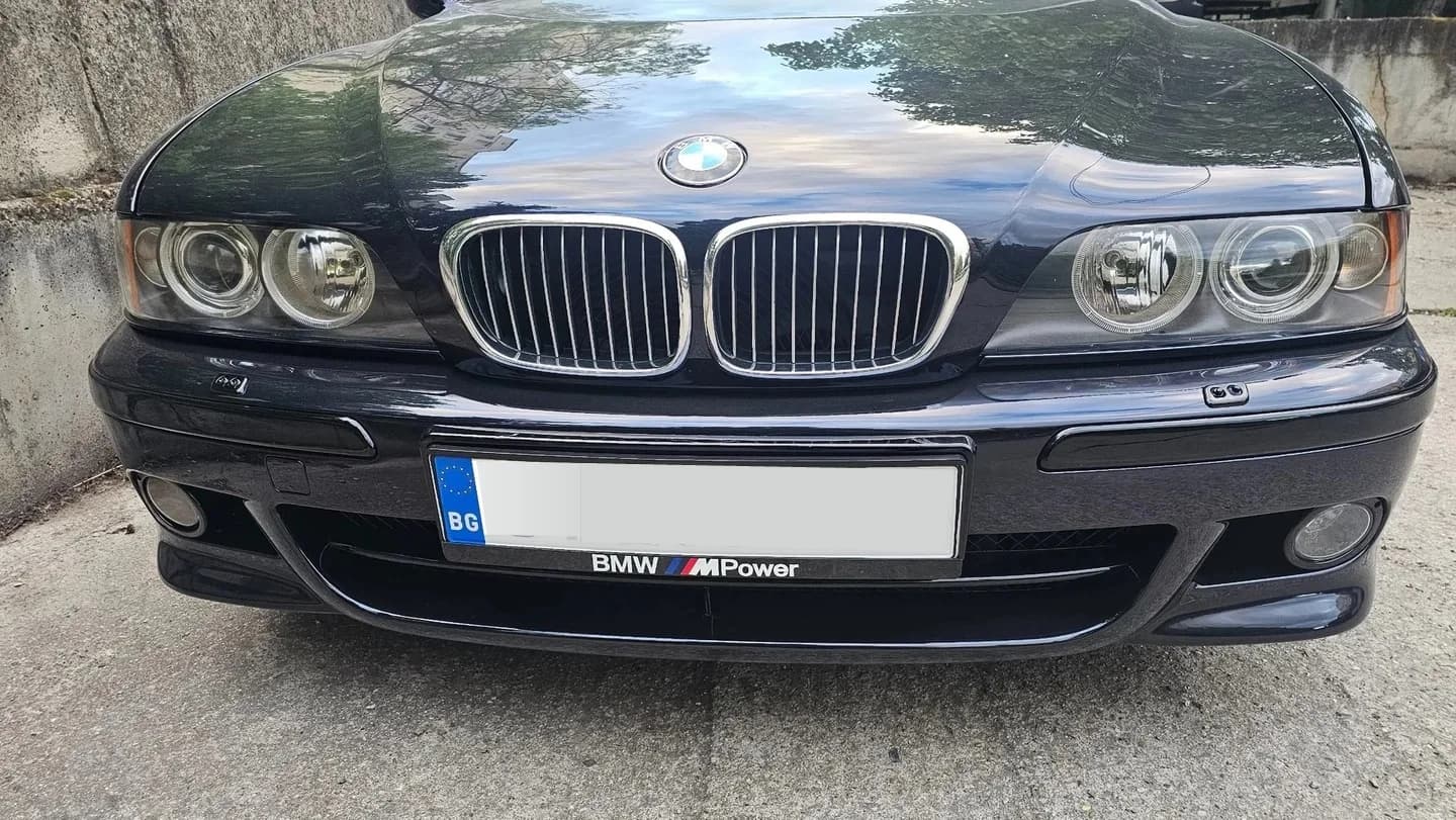 Suport de înmatriculare personalizat BMW MPower cu imprimare UV, montat pe un BMW M5 — fotografie a clientului de la NameYourCar — ramă de înmatriculare personalizată cu imprimare UV de la NameYourCar.store