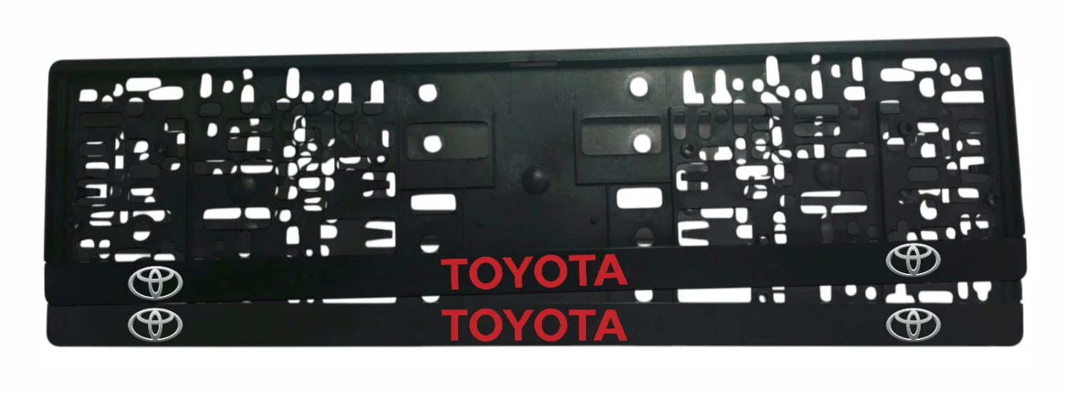 Рамка за регистрационен номер Toyota с червен надпис TOYOTA и сребърни емблеми на Toyota от двете страни върху черна лайсна — UV печат със защитен лак