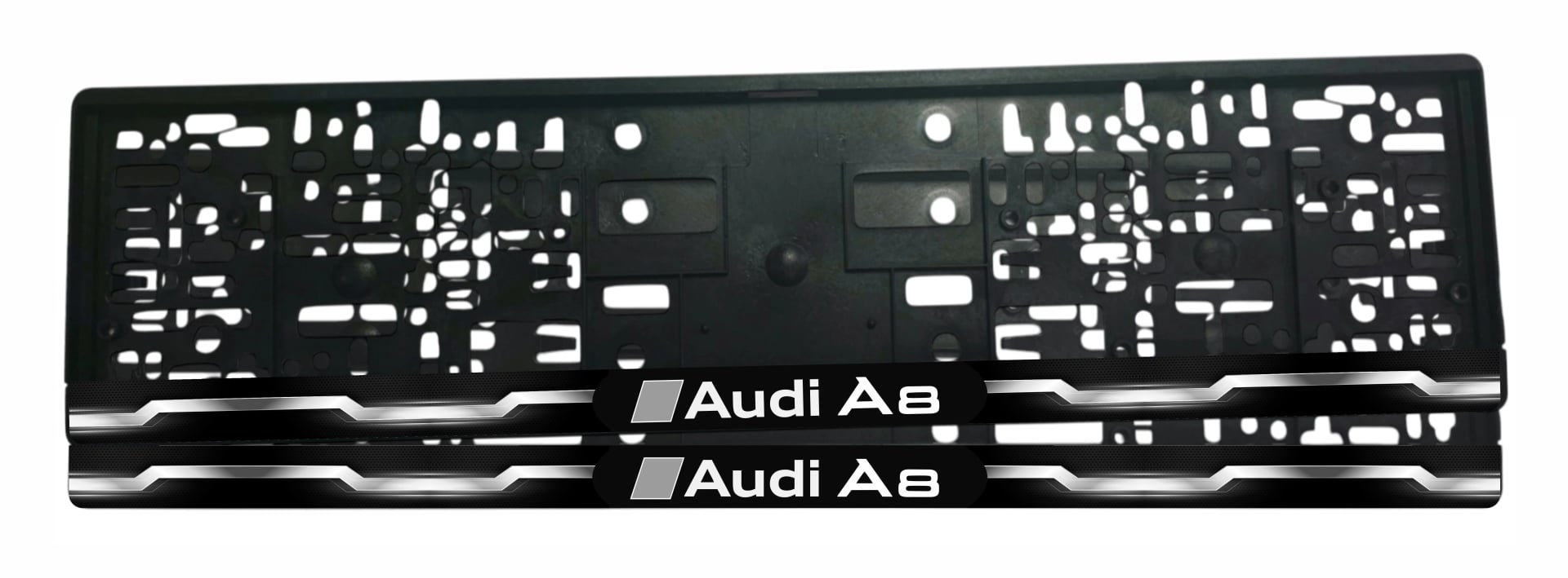 Рамка за регистрационен номер Audi A8 с бял надпис Audi A8, сребърен ромб и хромиран вълнообразен декор от двете страни върху черна лайсна — UV печат със защитен лак