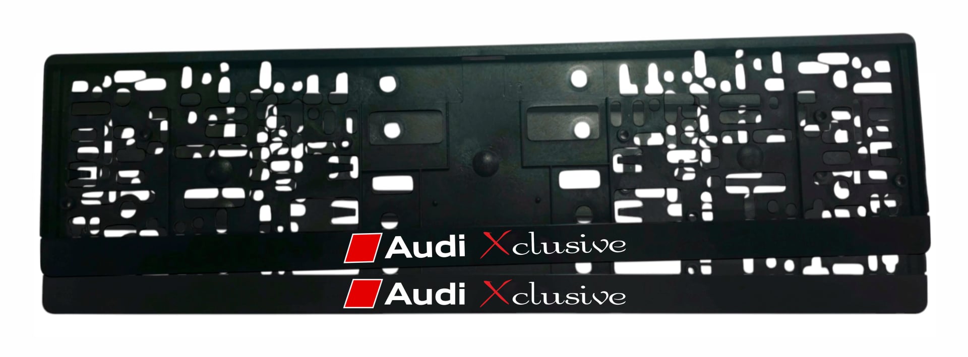 Рамка за регистрационен номер Audi Xclusive — червен ромб, надпис Audi и Xclusive в курсив с червено X вместо E, UV печат със защитен лак