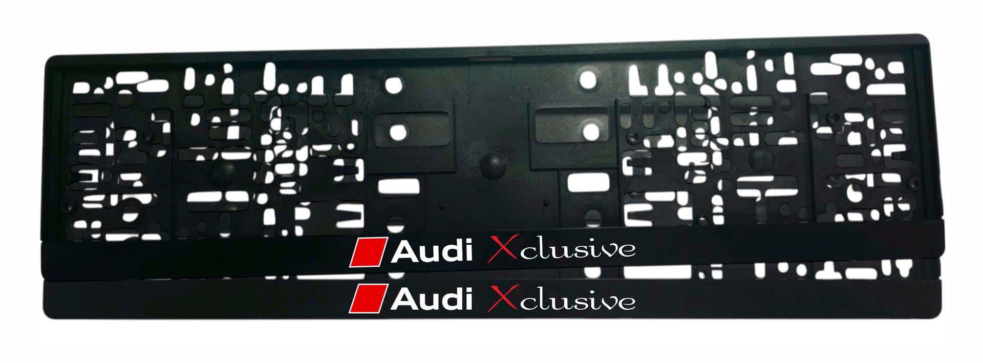 Рамка за регистрационен номер Audi Xclusive — червен ромб, надпис Audi и Xclusive в курсив с червено X вместо E, UV печат със защитен лак