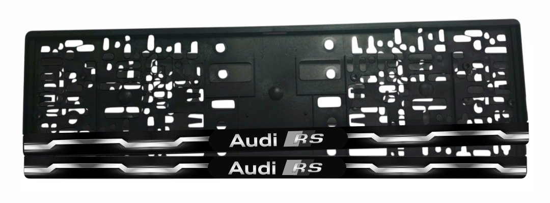 Рамка за регистрационен номер Audi RS с бял надпис Audi, сива RS емблема и хромиран вълнообразен декор от двете страни върху черна лайсна — UV печат със защитен лак