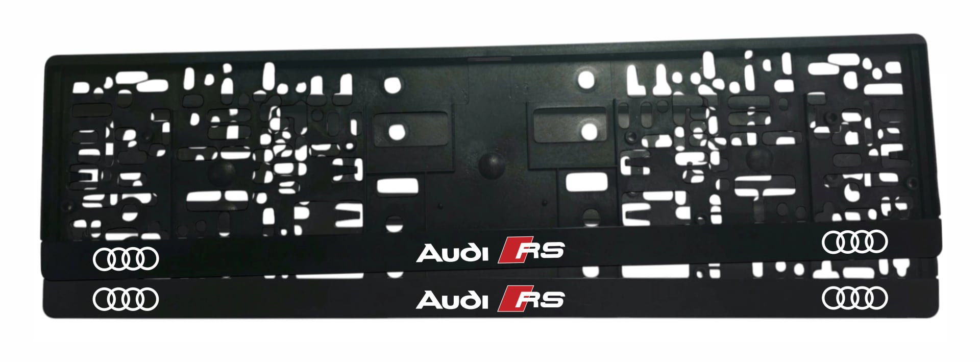 Рамка за регистрационен номер Audi RS с бял надпис Audi, червена емблема RS и четирите ринга от двете страни върху черна лайсна — UV печат със защитен лак