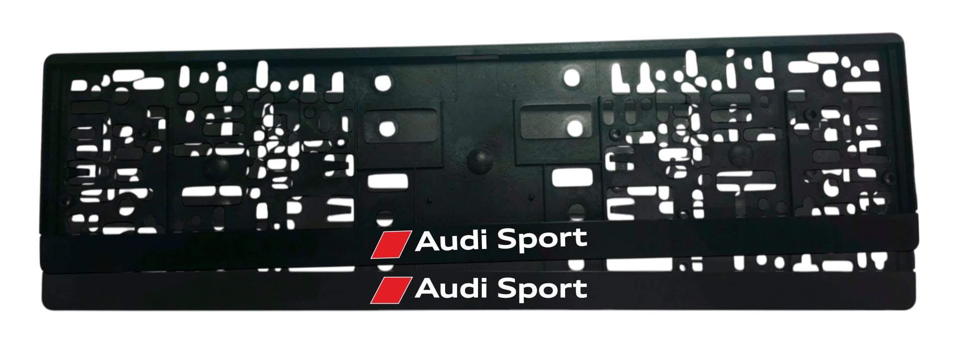 Рамка за регистрационен номер Audi Sport — червен ромб и бял надпис Audi Sport върху черна лайсна, UV печат със защитен лак