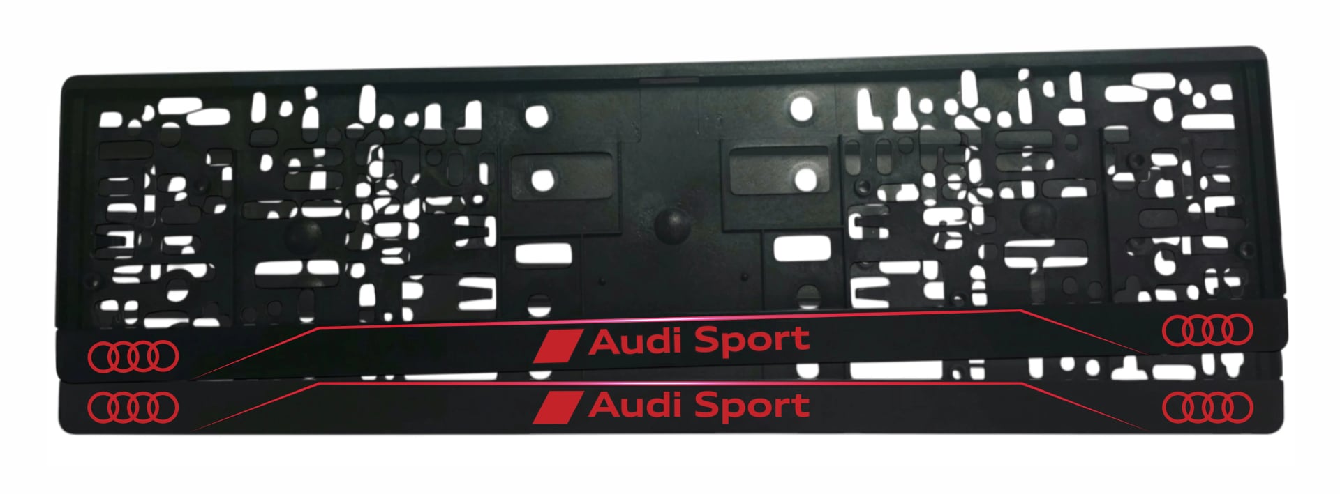 Рамка за регистрационен номер Audi Sport v4 — надпис Audi Sport с ромб и четири ринга изцяло в червено върху черна лайсна, UV печат със защитен лак
