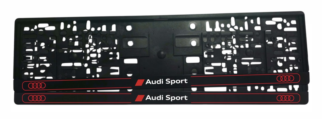 Рамка за регистрационен номер Audi Sport с бял надпис Audi Sport, червен ромб и тънки червени линии с четирите ринга от двете страни — UV печат със защитен лак