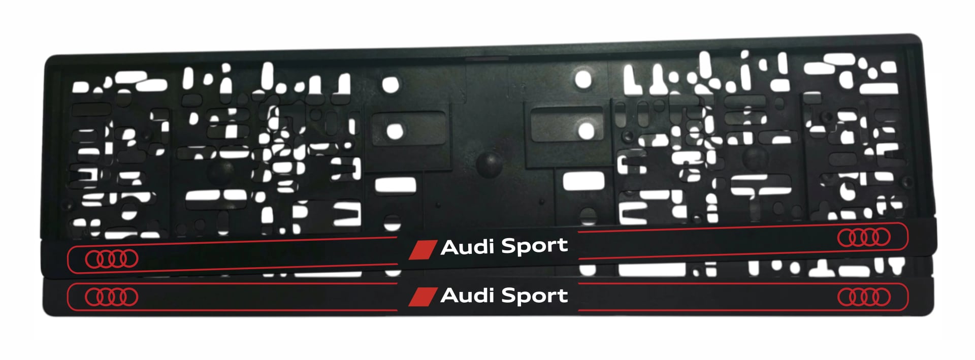 Рамка за регистрационен номер Audi Sport с бял надпис Audi Sport, червен ромб и тънки червени линии с четирите ринга от двете страни — UV печат със защитен лак