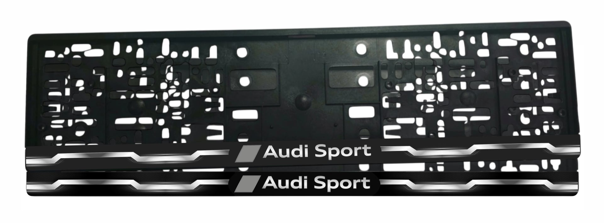 Рамка за регистрационен номер Audi Sport Dark със сив надпис Audi Sport, сив ромб и сребристи вълнообразни линии върху черна лайсна — UV печат със защитен лак