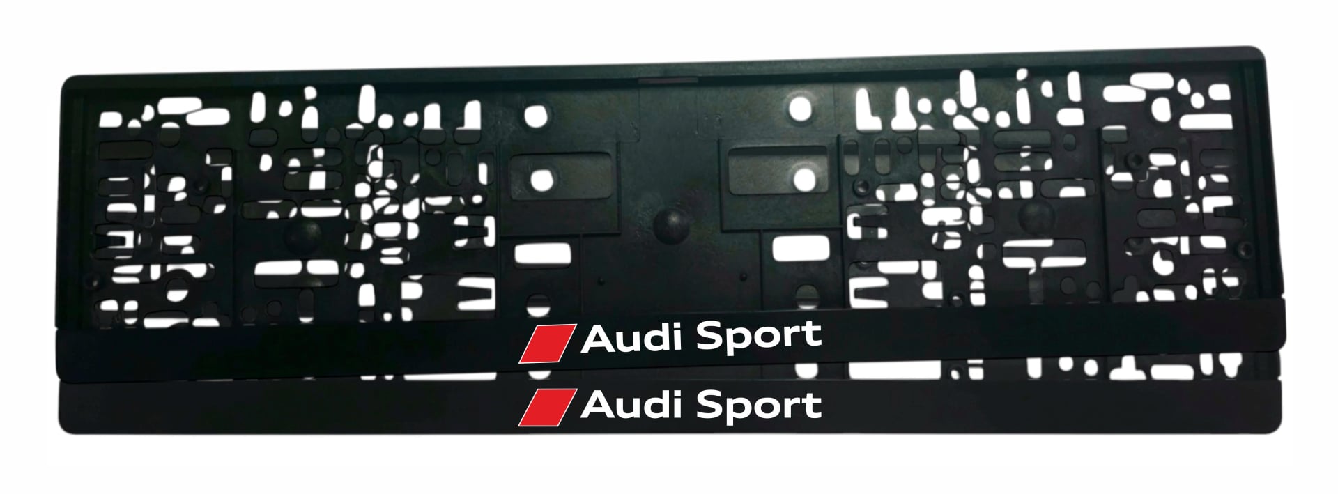 Рамка за регистрационен номер Audi Sport с бял надпис Audi Sport и червен ромб отляво върху черна лайсна — UV печат със защитен лак
