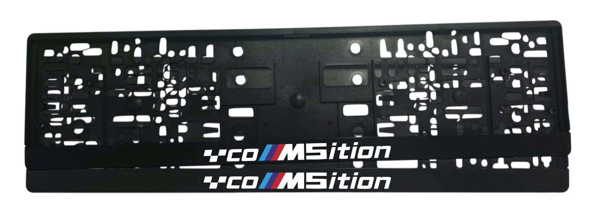 Рамка за регистрационен номер BMW Competition с бял надпис co M5 ition — думата Competition с вградено лого M5 и трицветните ленти на BMW M — UV печат със защитен лак
