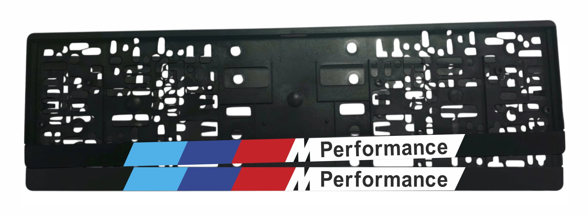 Рамка за регистрационен номер BMW M Performance с мат бяло поле, лакирани диагонални блокове в светлосиньо, тъмносиньо и червено и черен надпис M Performance — UV печат със защитен лак
