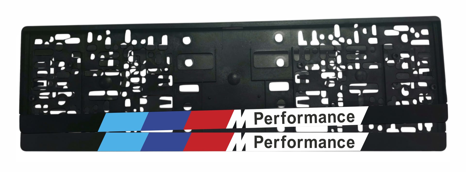 Рамка за регистрационен номер BMW M Performance с мат бяло поле, лакирани диагонални блокове в светлосиньо, тъмносиньо и червено и черен надпис M Performance — UV печат със защитен лак