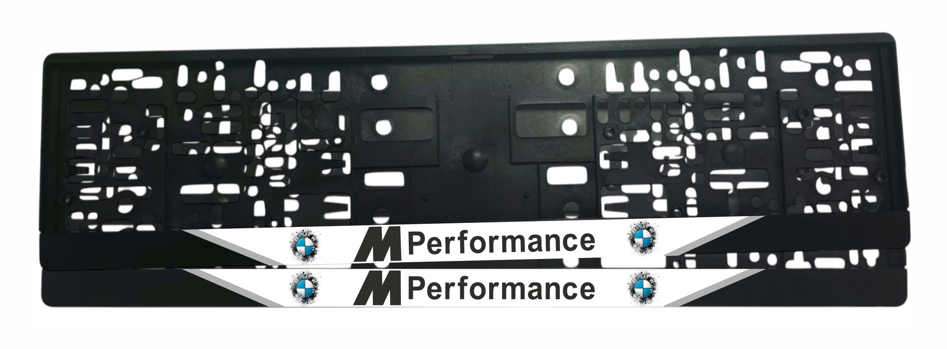 Рамка за регистрационен номер BMW M Performance с мат бяло поле, лакиран черен надпис M Performance и лога на BMW с ефект на пръски боя от двете страни — UV печат със защитен лак