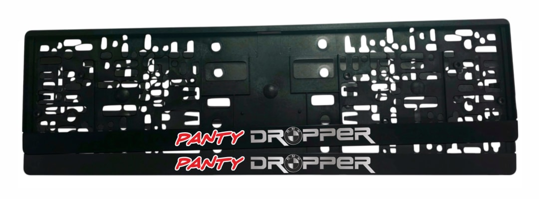 Рамка за регистрационен номер BMW Panty Dropper — надпис PANTY в червено и DROPPER в сребристо, буквата O заменена с BMW емблема, UV печат