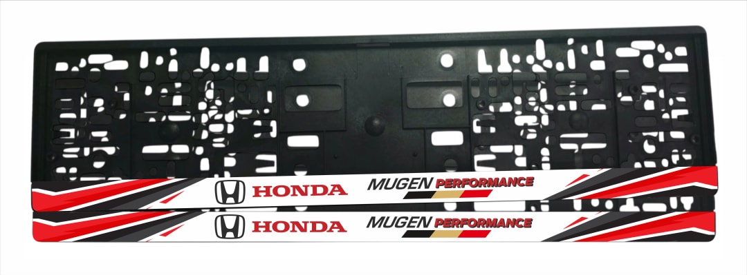 Рамка за регистрационен номер Honda Mugen Performance с мат бяло поле, червено-черни диагонални елементи, лакиран надпис HONDA с H лого и MUGEN PERFORMANCE с черно-златно-червена лента — UV печат със защитен лак