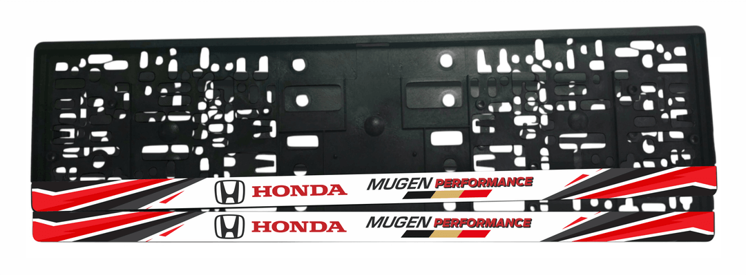 Рамка за регистрационен номер Honda Mugen Performance с мат бяло поле, червено-черни диагонални елементи, лакиран надпис HONDA с H лого и MUGEN PERFORMANCE с черно-златно-червена лента — UV печат със защитен лак
