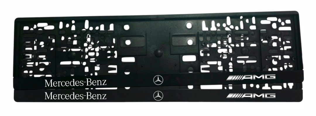 Рамка за регистрационен номер Mercedes AMG с бял надпис Mercedes-Benz, емблема звезда и сребристо ///AMG върху черна лайсна — UV печат със защитен лак