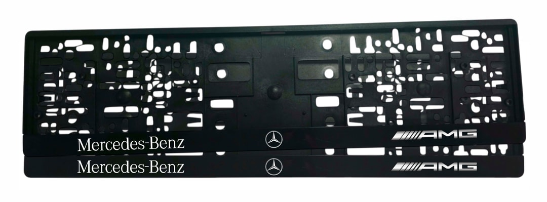 Рамка за регистрационен номер Mercedes AMG с бял надпис Mercedes-Benz, емблема звезда и сребристо ///AMG върху черна лайсна — UV печат със защитен лак