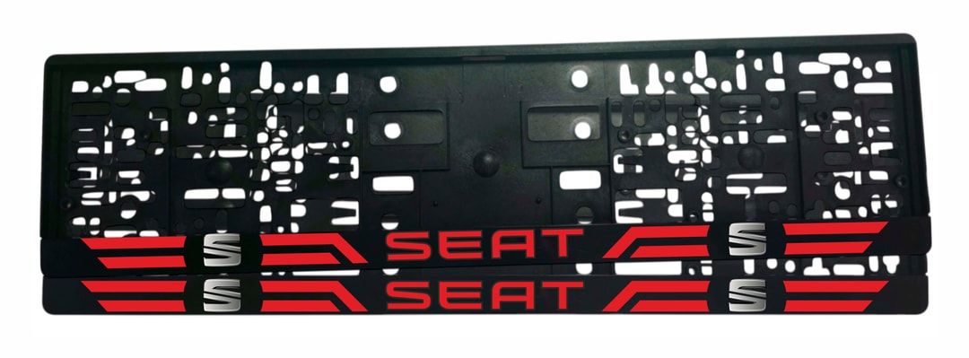 Рамка за регистрационен номер SEAT с червен надпис SEAT, сребърна S емблема и червени спортни линии от двете страни — UV печат със защитен лак