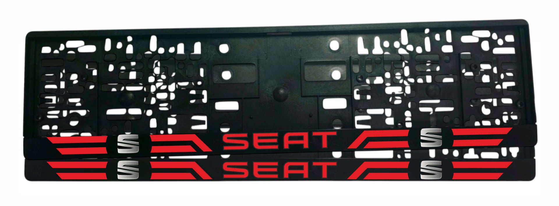 Рамка за регистрационен номер SEAT с червен надпис SEAT, сребърна S емблема и червени спортни линии от двете страни — UV печат със защитен лак