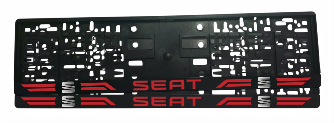 Рамка за регистрационен номер SEAT с червен надпис SEAT, сребърна S емблема и червени спортни линии от двете страни върху черна лайсна — UV печат със защитен лак