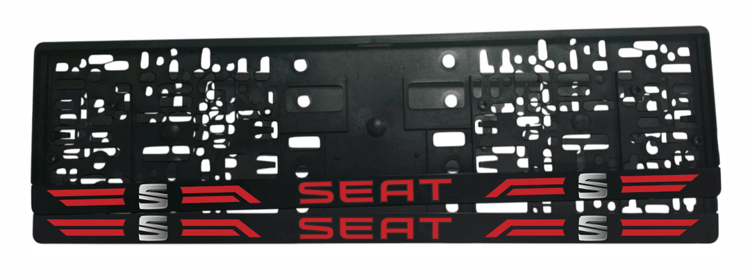Рамка за регистрационен номер SEAT с червен надпис SEAT, сребърна S емблема и червени спортни линии от двете страни върху черна лайсна — UV печат със защитен лак
