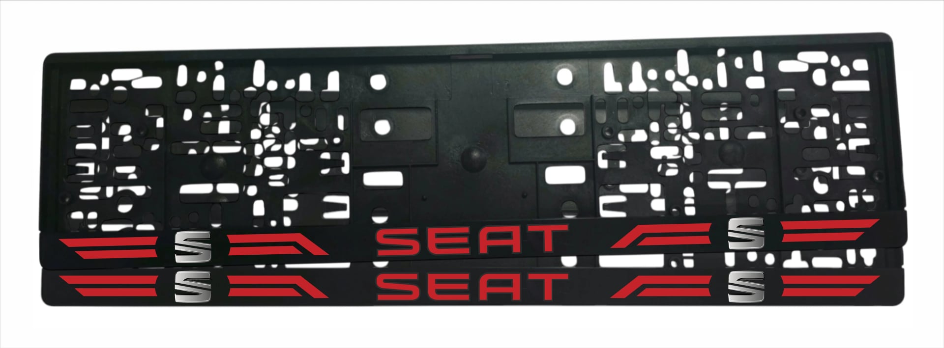 Рамка за регистрационен номер SEAT с червен надпис SEAT, сребърна S емблема и червени спортни линии от двете страни върху черна лайсна — UV печат със защитен лак