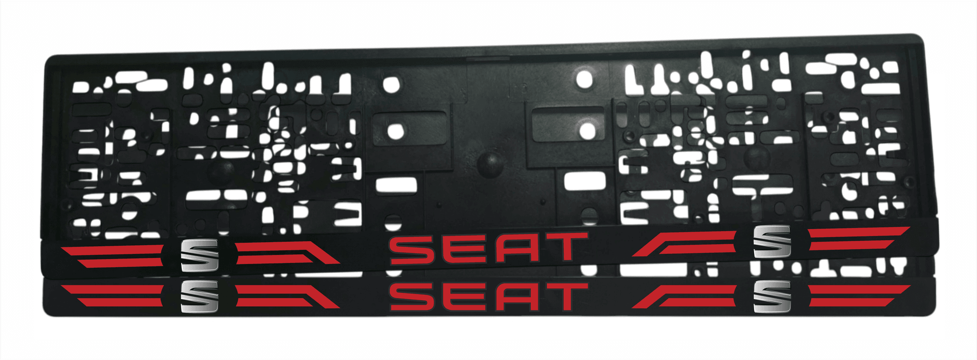 Рамка за регистрационен номер SEAT с червен надпис SEAT, сребърна S емблема и червени спортни линии от двете страни върху черна лайсна — UV печат със защитен лак