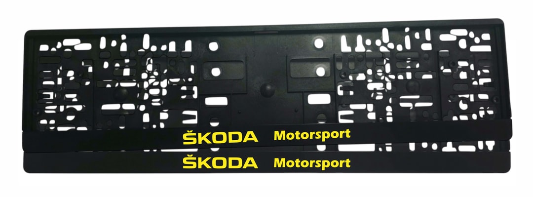 Рамка за регистрационен номер Škoda Motorsport — надпис ŠKODA Motorsport в състезателно жълто върху черна лайсна, UV печат със защитен лак