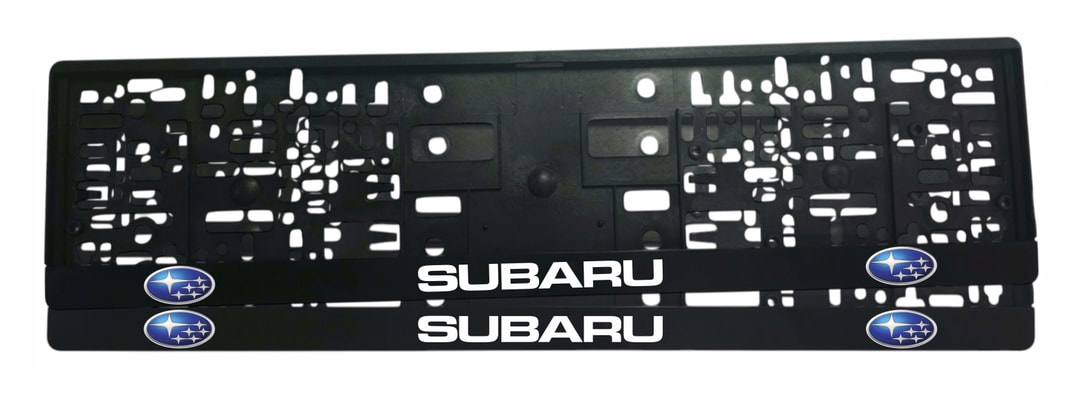 Рамка за регистрационен номер Subaru с бял надпис SUBARU и сини овални емблеми със звездите на Плеядите от двете страни върху черна лайсна — UV печат със защитен лак