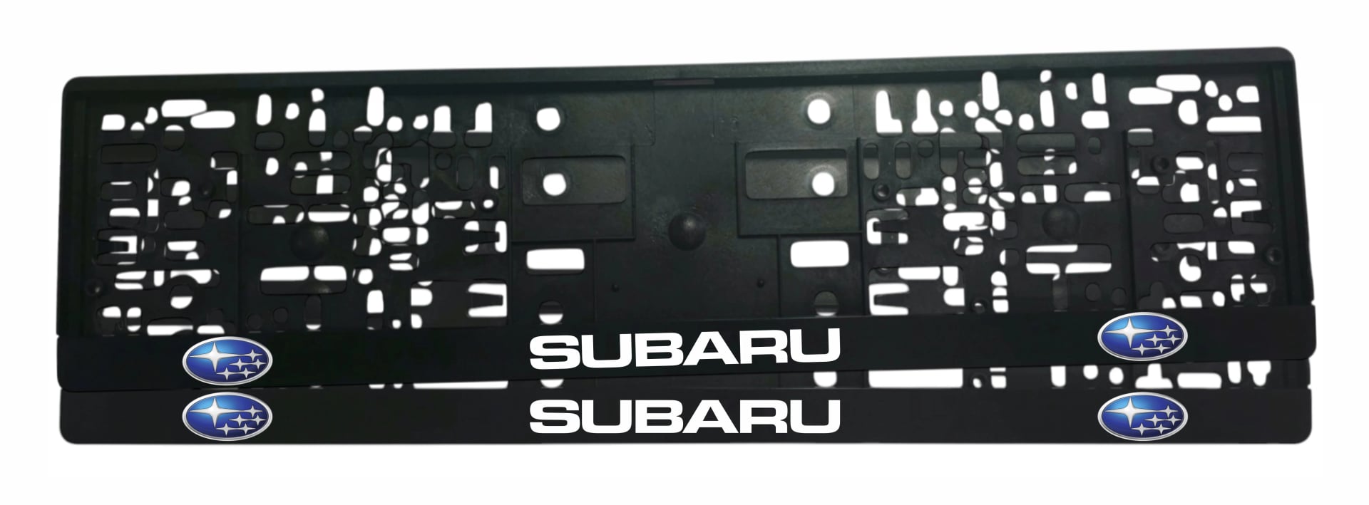 Рамка за регистрационен номер Subaru с бял надпис SUBARU и сини овални емблеми със звездите на Плеядите от двете страни върху черна лайсна — UV печат със защитен лак