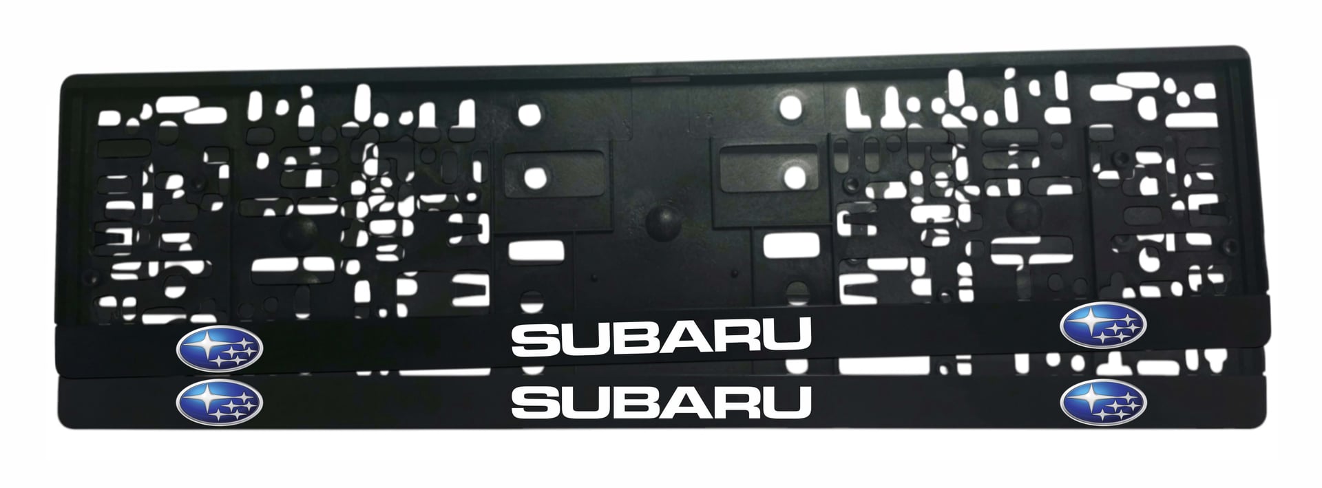 Рамка за регистрационен номер Subaru с бял надпис SUBARU и сини овални емблеми със звездите на Плеядите от двете страни върху черна лайсна — UV печат със защитен лак