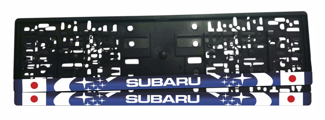 Рамка за регистрационен номер Subaru с мат син фон, звездите на Плеядите, лакиран бял надпис SUBARU и японски знамена от двете страни — UV печат със защитен лак