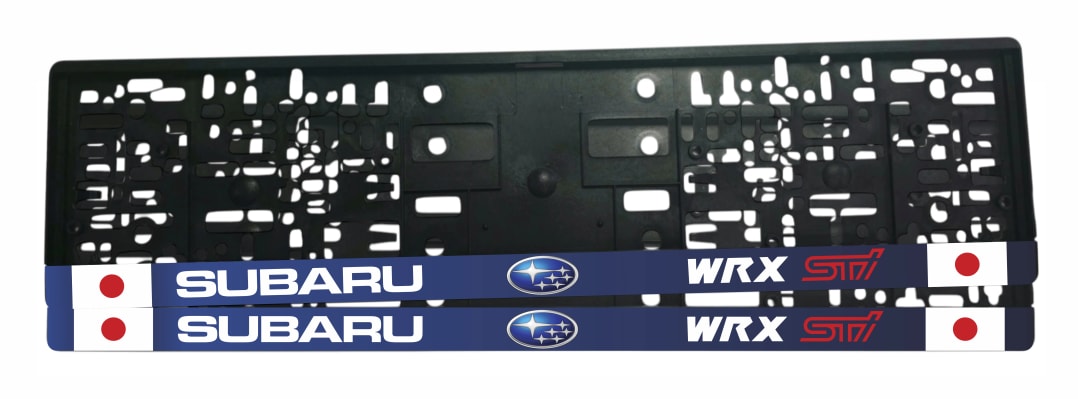 Рамка за регистрационен номер Subaru WRX STI с мат син фон, лакиран бял надпис SUBARU, боксер емблема, червено WRX STI и японски знамена от двете страни — UV печат със защитен лак