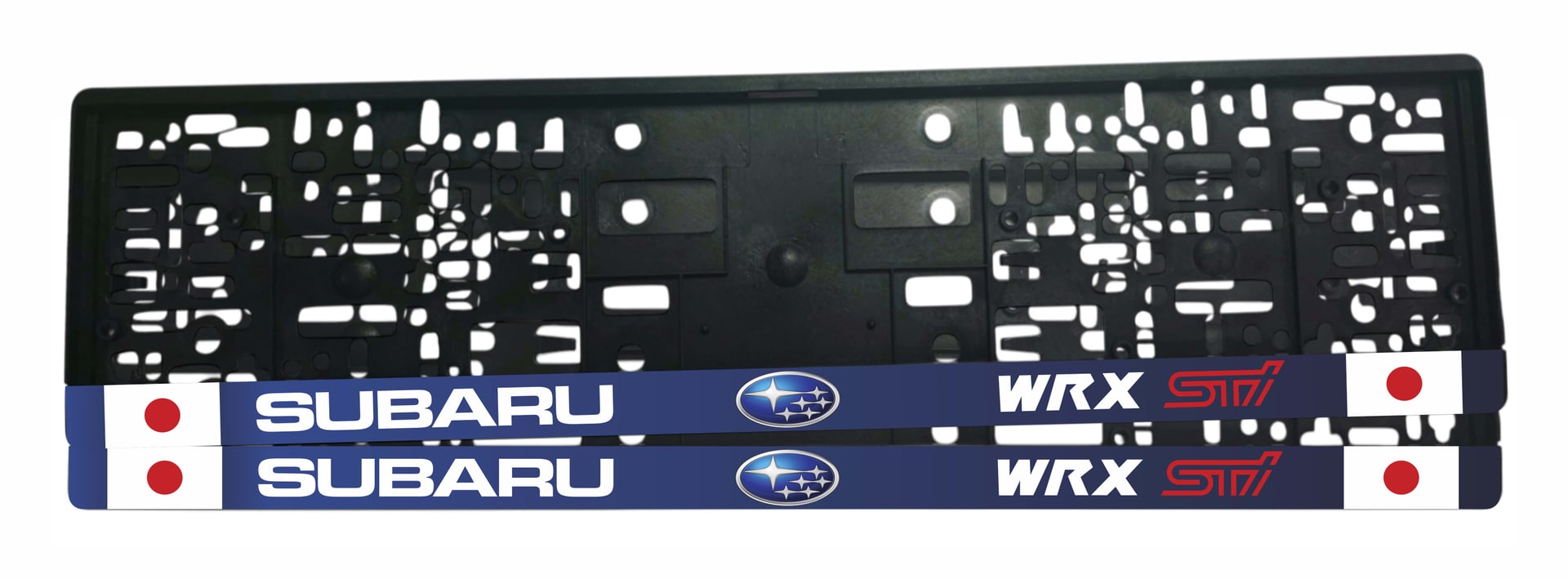 Рамка за регистрационен номер Subaru WRX STI с мат син фон, лакиран бял надпис SUBARU, боксер емблема, червено WRX STI и японски знамена от двете страни — UV печат със защитен лак