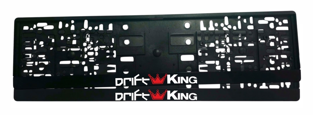 Рамка за регистрационен номер Drift King с бял стилизиран надпис Drift KING и червена корона върху черна лайсна — UV печат със защитен лак