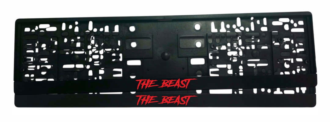 Рамка за регистрационен номер The Beast — агресивен червен надпис THE BEAST с четков шрифт върху черна лайсна, UV печат със защитен лак