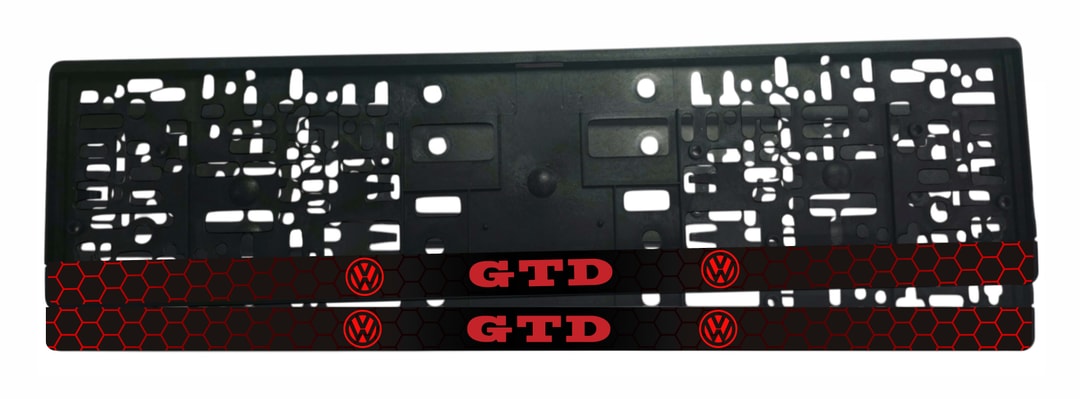 Рамка за регистрационен номер VW GTD — червен надпис GTD с лакирани червени хексагонални контури върху мат черен фон, UV печат със защитен лак