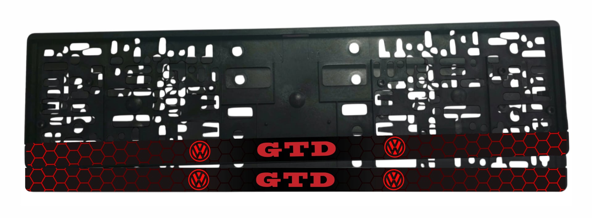 Рамка за регистрационен номер VW GTD — червен надпис GTD с лакирани червени хексагонални контури върху мат черен фон, UV печат със защитен лак