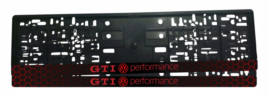 Рамка за регистрационен номер VW GTI Performance — надпис GTI и performance с лакирани елементи върху червена мат пчелна пита по цялата лайсна, UV печат със защитен лак