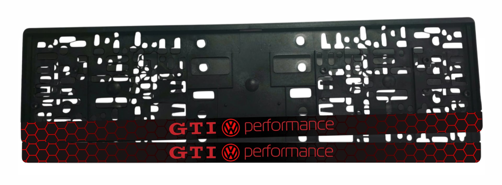 Рамка за регистрационен номер VW GTI Performance — надпис GTI и performance с лакирани елементи върху червена мат пчелна пита по цялата лайсна, UV печат със защитен лак