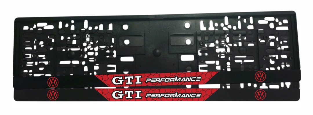 Рамка за регистрационен номер VW GTI Performance v2 — надписи GTI и PERFORMANCE с лаково покритие върху червен мат фон с шестоъгълна шарка, UV печат със защитен лак