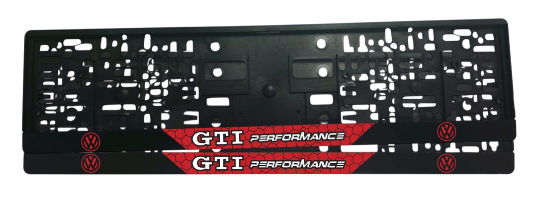 Рамка за регистрационен номер VW GTI Performance v2 — надписи GTI и PERFORMANCE с лаково покритие върху червен мат фон с шестоъгълна шарка, UV печат със защитен лак