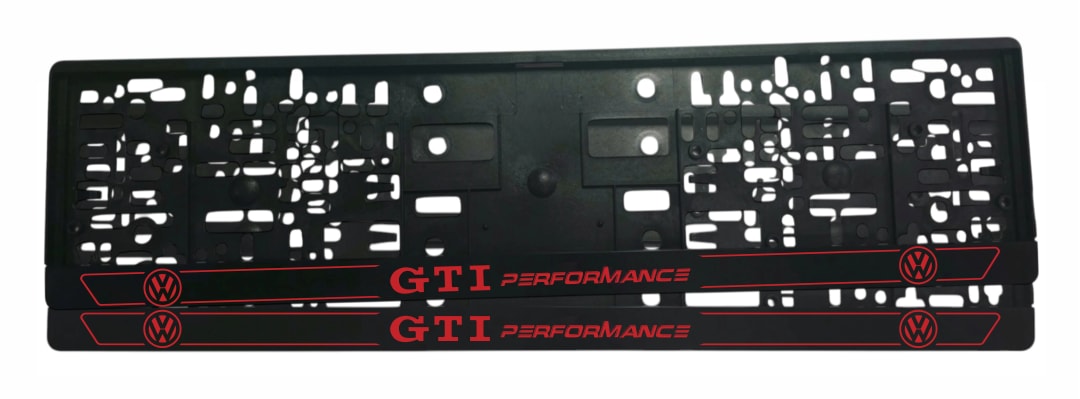 Рамка за регистрационен номер VW GTI Performance v3 — червен надпис GTI и PERFORMANCE в контурен курсив с VW лога в червени кръгове и тънки червени линии, UV печат със защитен лак