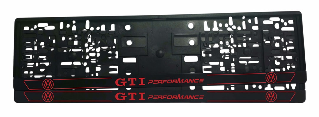 Рамка за регистрационен номер VW GTI Performance v3 — червен надпис GTI и PERFORMANCE в контурен курсив с VW лога в червени кръгове и тънки червени линии, UV печат със защитен лак